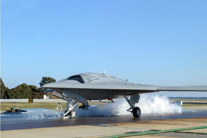 Máy bay hải quân không người lái X-47B do Mỹ chế tạo